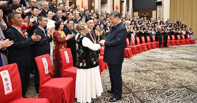 习近平接见新疆各族各界代表