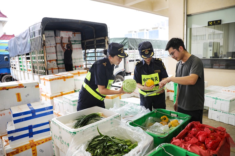图为：闸口海关关员验放供澳鲜活产品